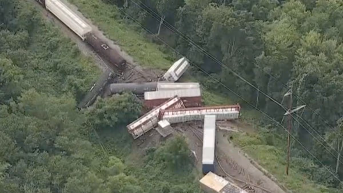 Freight train derails in Pennsylvania, shelter issued
