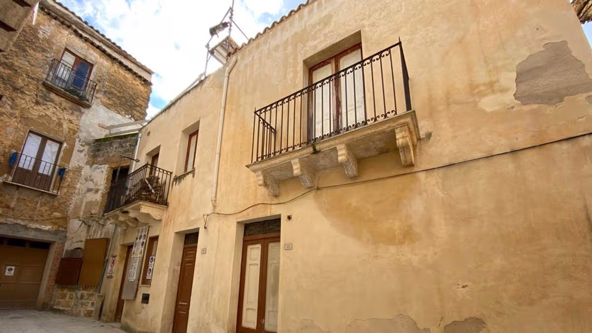 Chicago Woman Restores €1 House in Italy