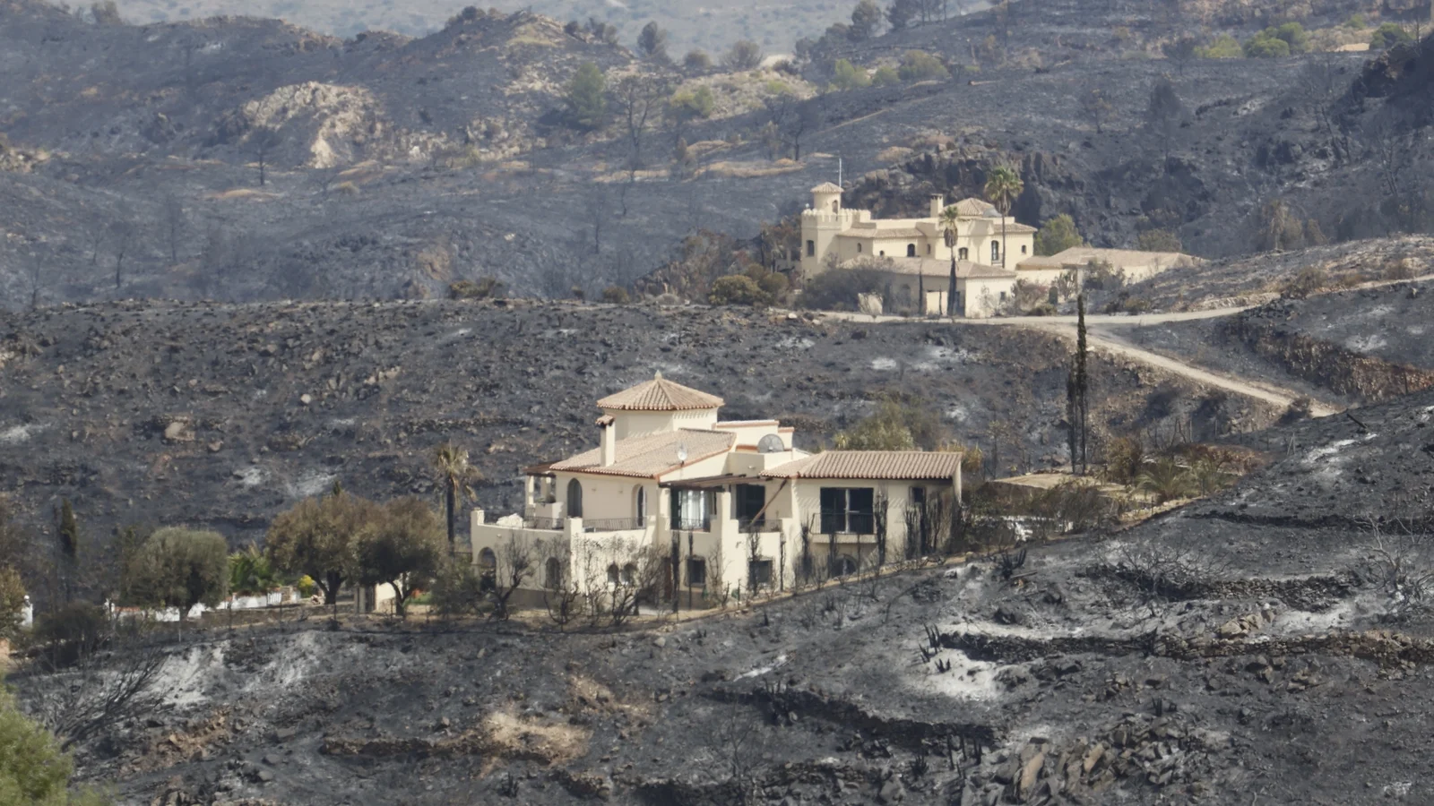 Spain wildfire nearly controlled, hundreds return home