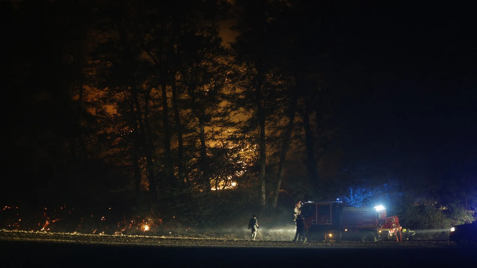 Huge fire rages in Fontainebleau forest near Paris