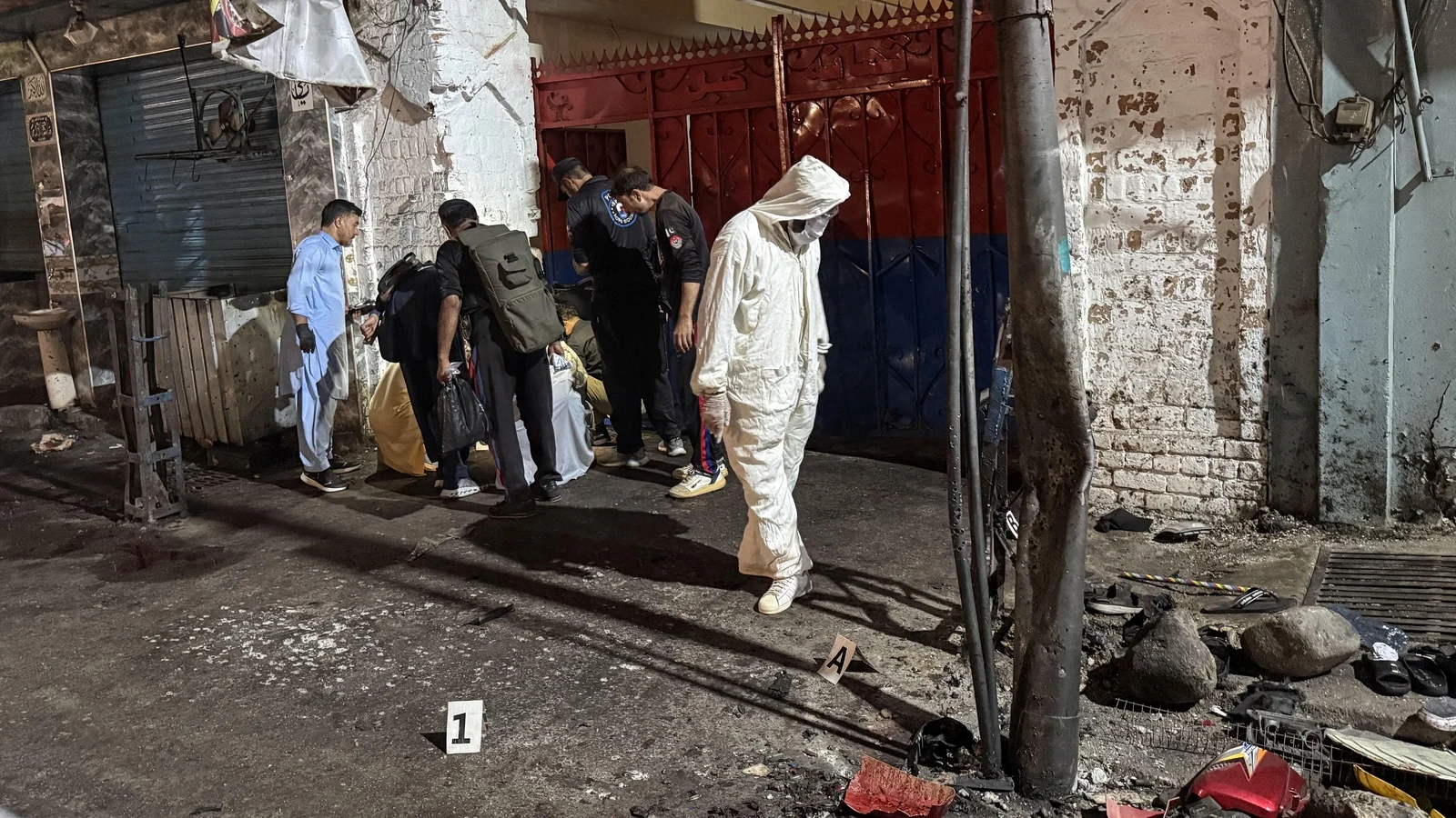 14 killed in suspected suicide bombing in Pakistan
