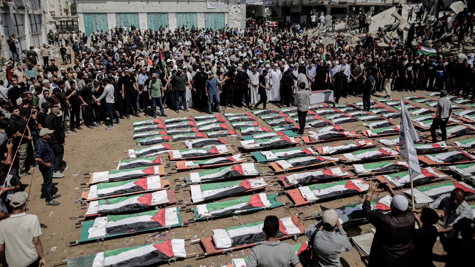Mass funeral held for Gaza family killed in war