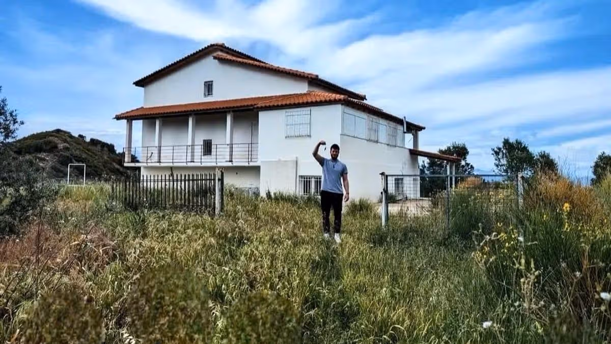 Family's Greek home destroyed by wildfires