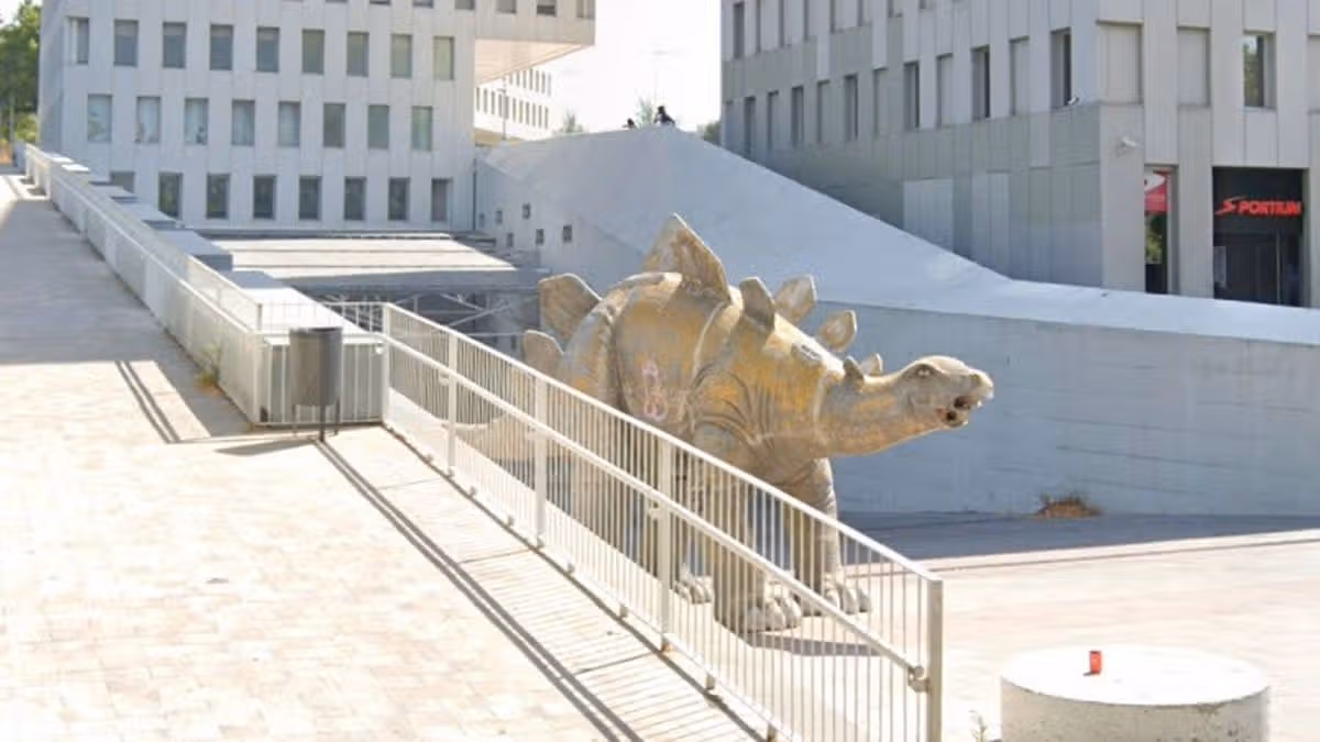 Man found dead in statue while retrieving phone