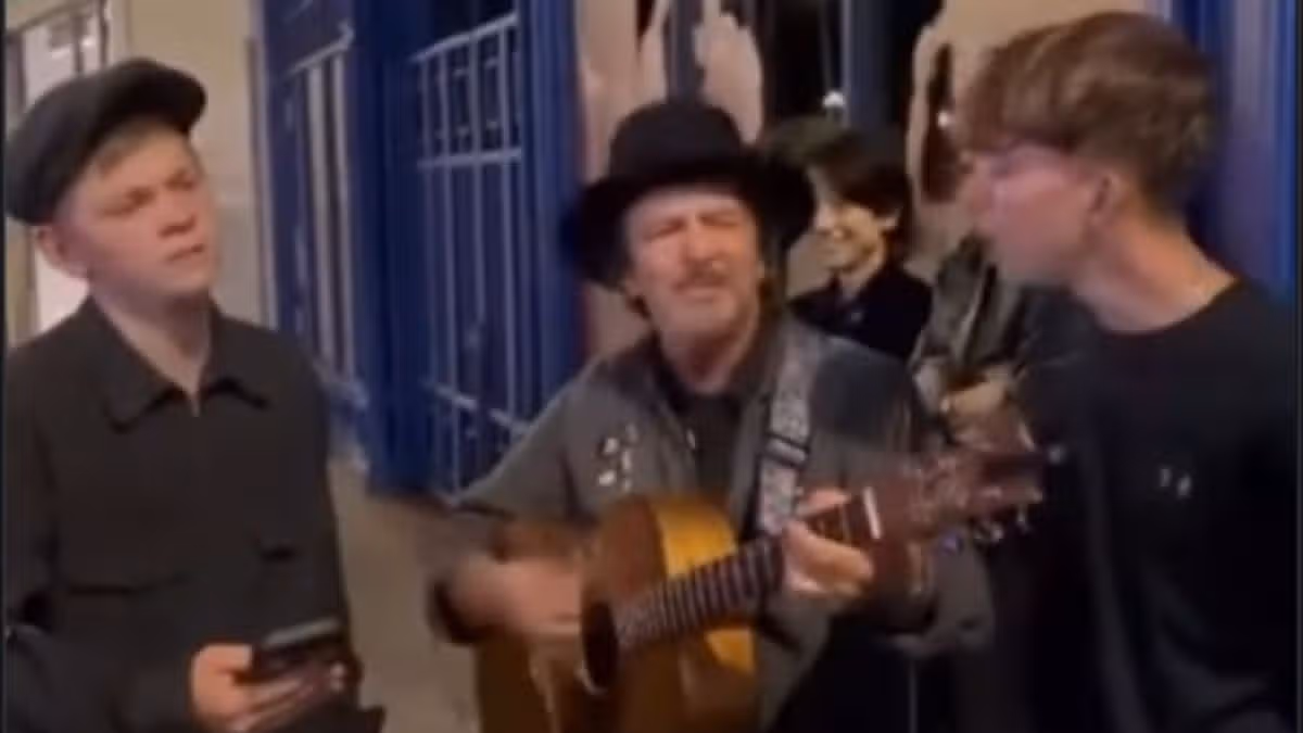 Eddie Vedder Busks in Dublin to Honor Glen Hansard