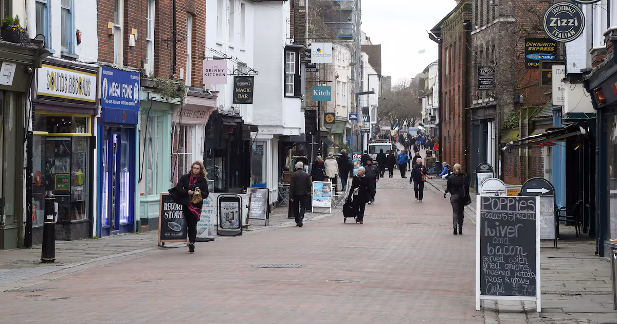 Chicken Shops Boost Fast Food Sector Amid Pub Decline