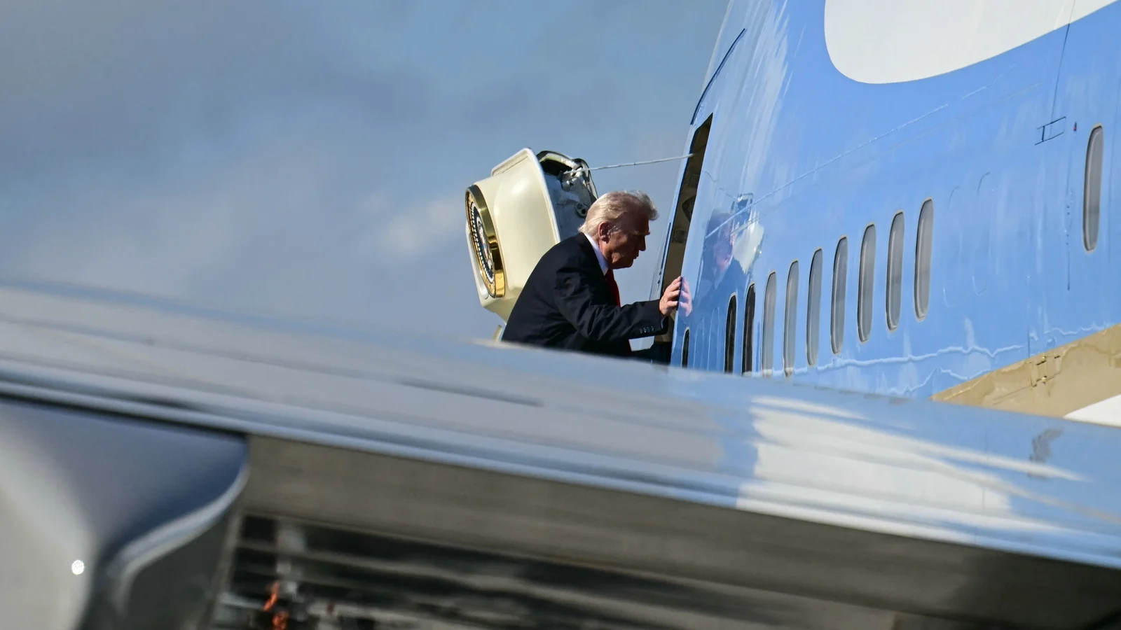 Trump confirms secret plane switch over threat