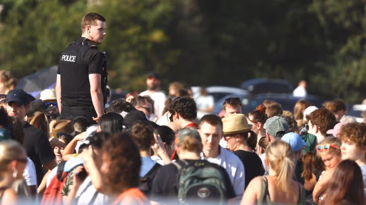 Chaos as crowds flock for eclipse glasses