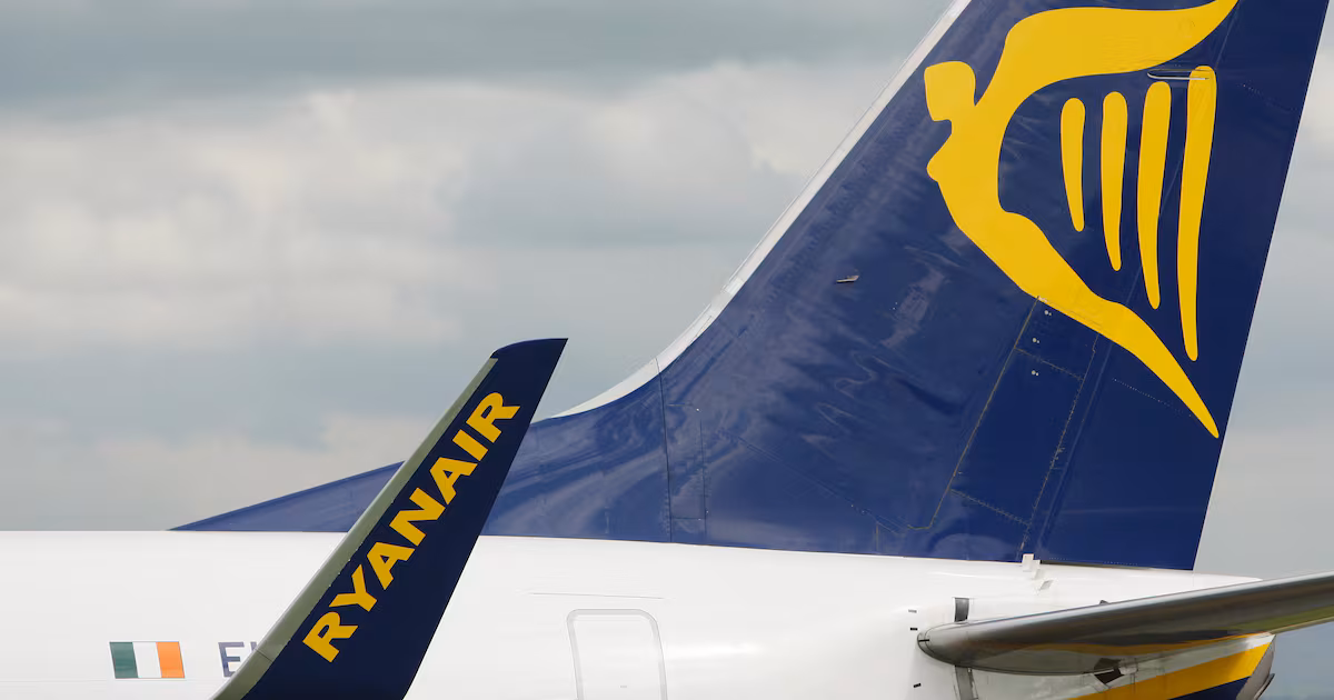 US probe finds engine part shattered window on Ryanair flight