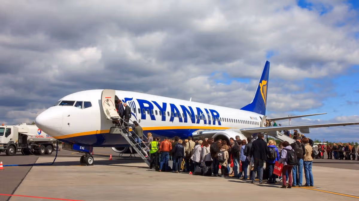 Ryanair criticizes passenger's banned clothing choice