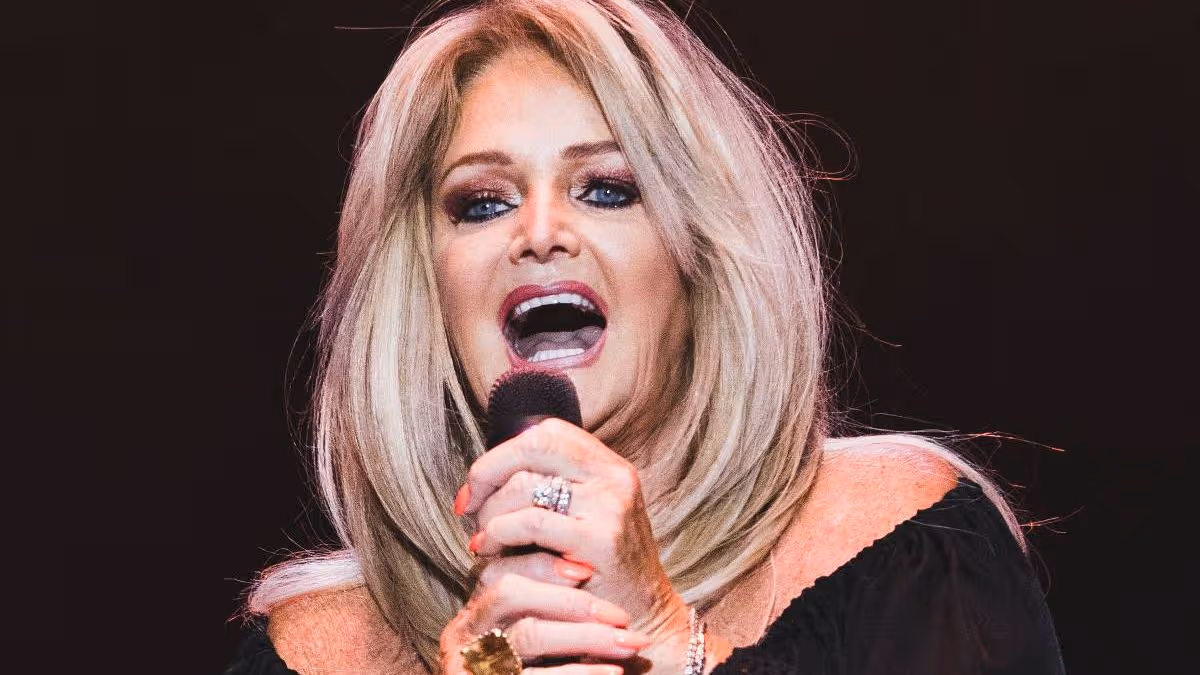 Fans Gather to Honor Bonnie Tyler